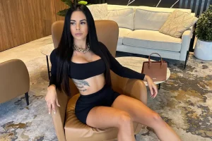 OnlyFans Model Alicia Davis Confronts Invasive Behavior at Gym, Stresses Importance of Personal Boundaries